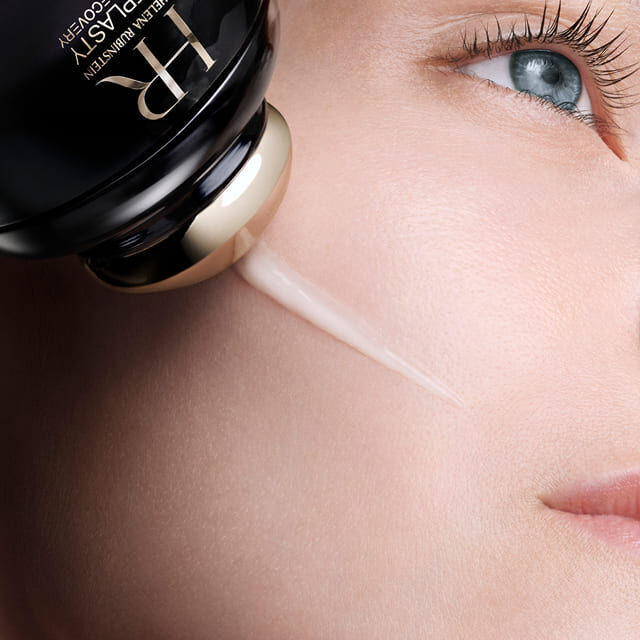 Application du concentre Helena Rubinstein Replasty Eye & Face Contour sur le visage d'une femme, pres du contour de l oeil.