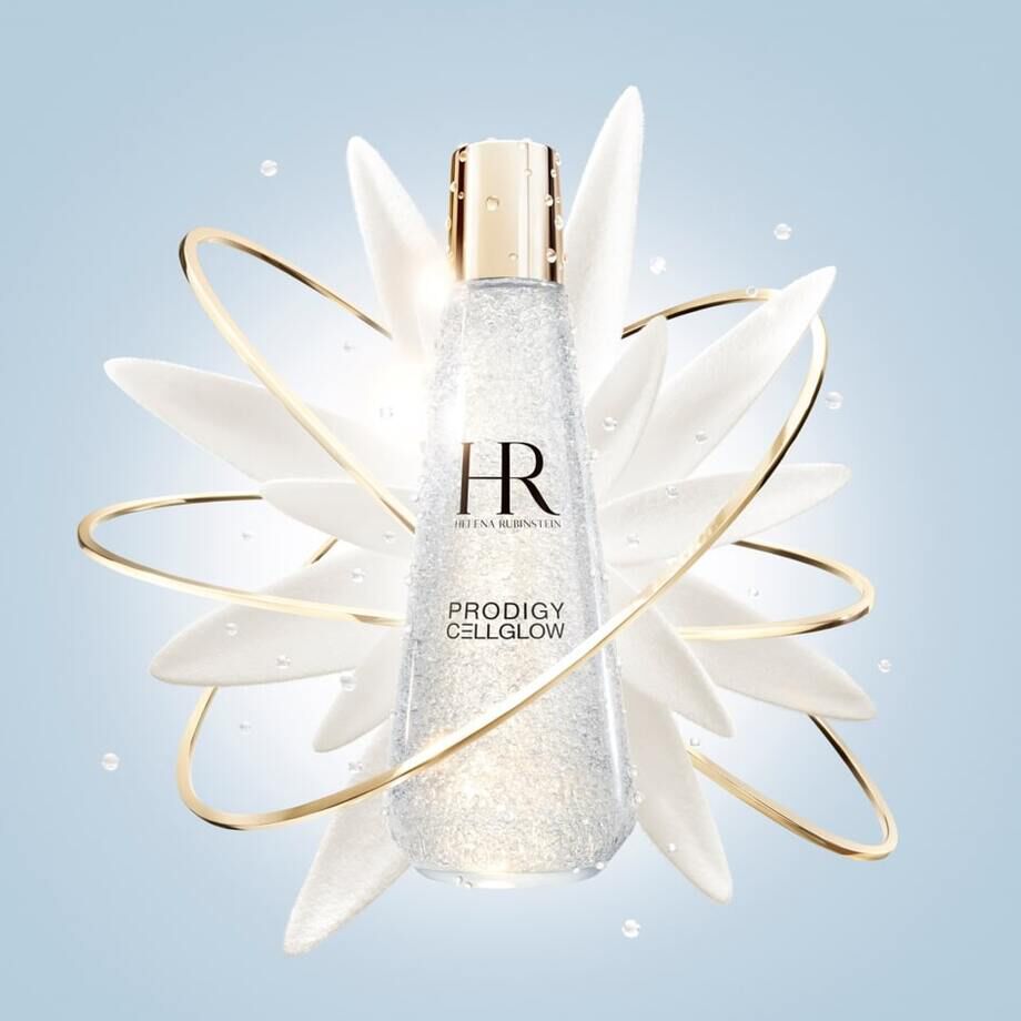 Flacon de serum HR Prodigy Cellglow sur fond bleu, entoure de petales blancs et d'anneaux dores, evoquant l'eclat.