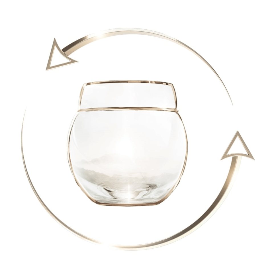 Un pot de creme en verre vide et transparent, cercle de dore, est entoure de deux fleches dorees symbolisant le recyclage, sur un fond blanc pur.