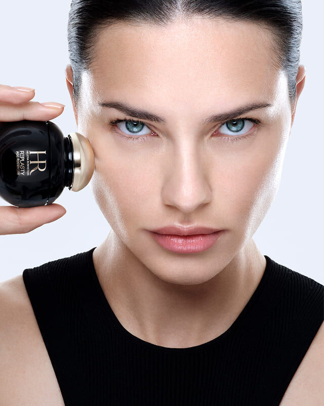 Adriana Lima applique Helena Rubinstein REPLASTY Age Recovery avec son applicateur dore.
