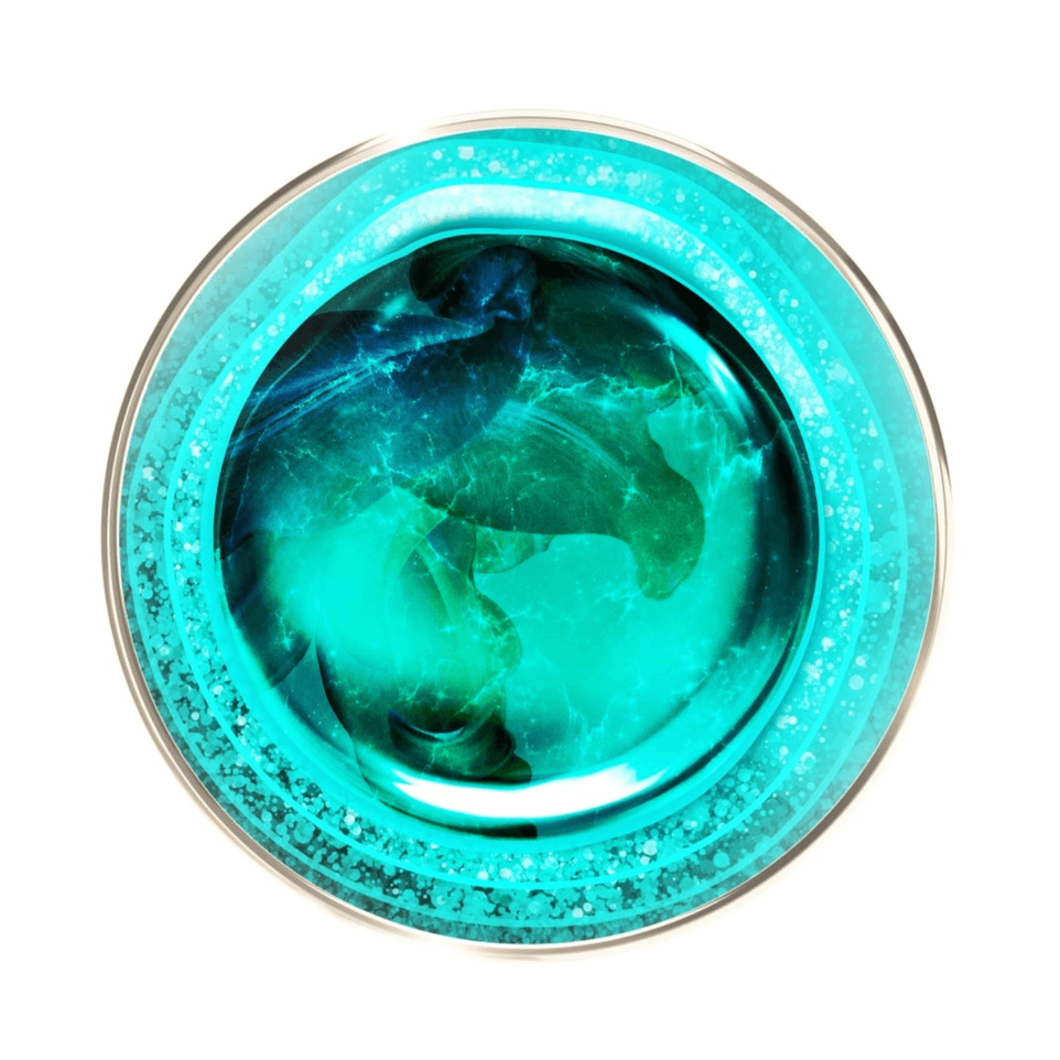 Vue de dessus d'un pot rond et transparent contenant une substance liquide aux nuances de bleu-vert et turquoise, avec des bulles, sur fond blanc.