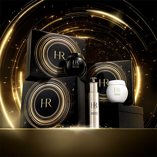 Une presentation luxueuse de produits Helena Rubinstein, avec deux coffrets cadeaux noirs ornes de motifs dores, une creme Re-Plasty Age Recovery en pot noir, un serum Re-Plasty Pro-Filler en flacon argente et une creme Re-Plasty Age Recovery en pot blanc. L'ensemble est mis en scene sur une surface doree sur un fond noir avec des spirales lumineuses dorees, evoquant l'elegance et le raffinement.