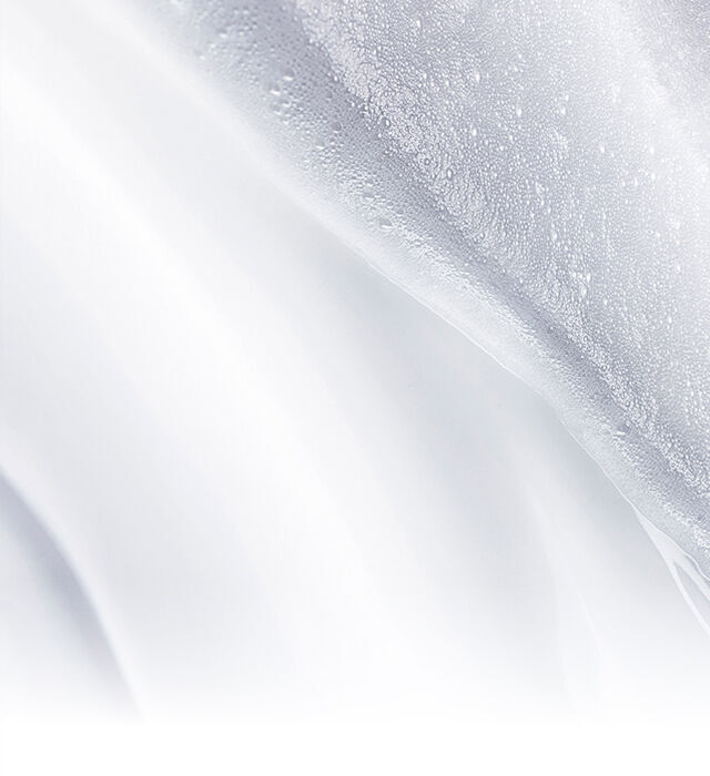 Gros plan sur la texture nettoyante qui se transforme de creme en mousse.