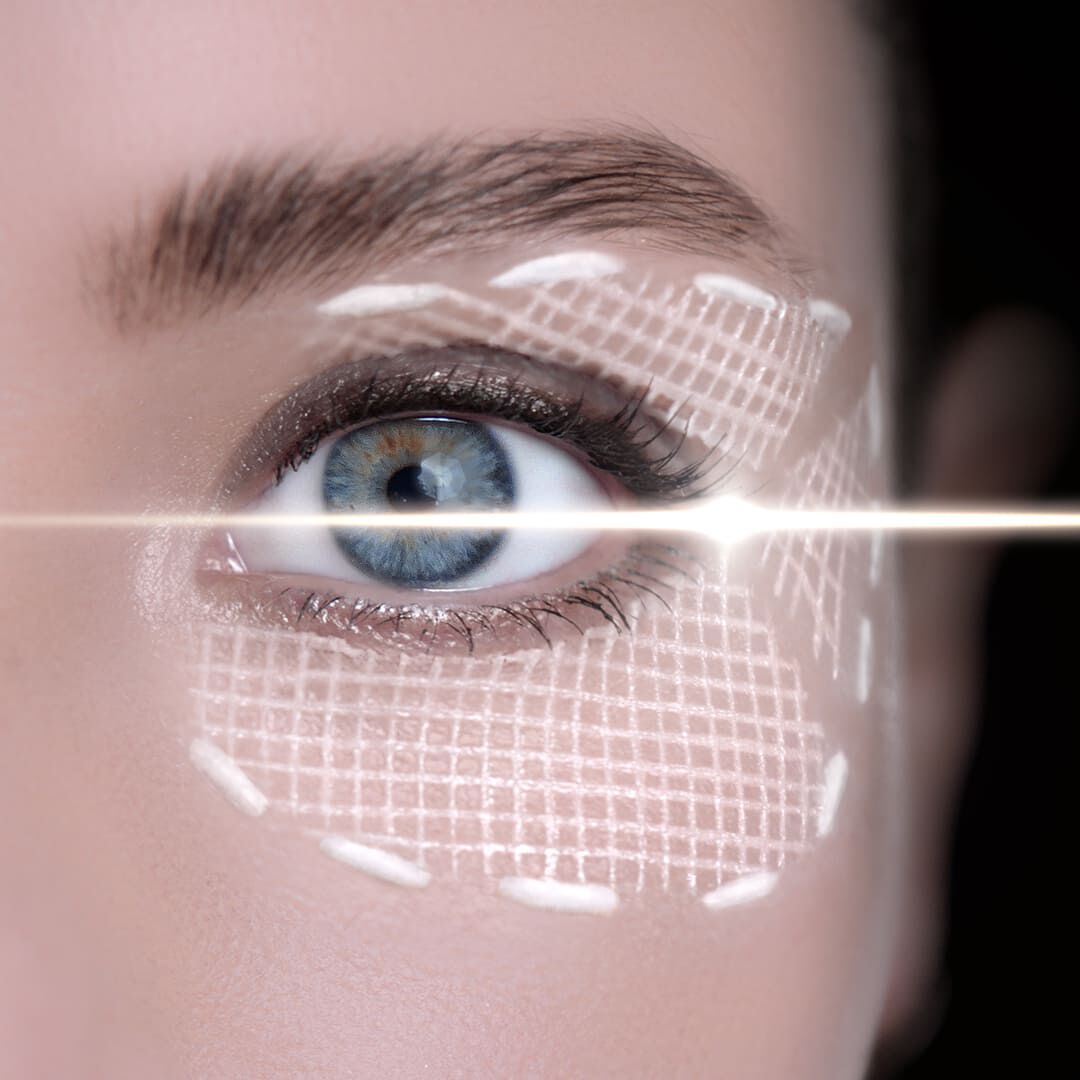 Cliche macro de l'oeil d'un mannequin pour Helena Rubinstein, presentant une superposition de texture "pansement" futuriste et un faisceau semblable a un laser pour demontrer la precision du soin Replasty Age Recovery Yeux dans le remodelage du contour de l'oeil.