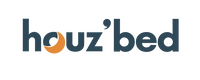 Logo "houz'bed" sur fond noir, texte en bleu-gris avec un croissant de lune orange clair imbrique dans le "u", symbolisant le confort et le sommeil.
