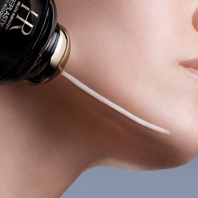 Applicateur du concentre Helena Rubinstein Replasty Eye & Face Contour deposant de la creme sur la joue d une femme.