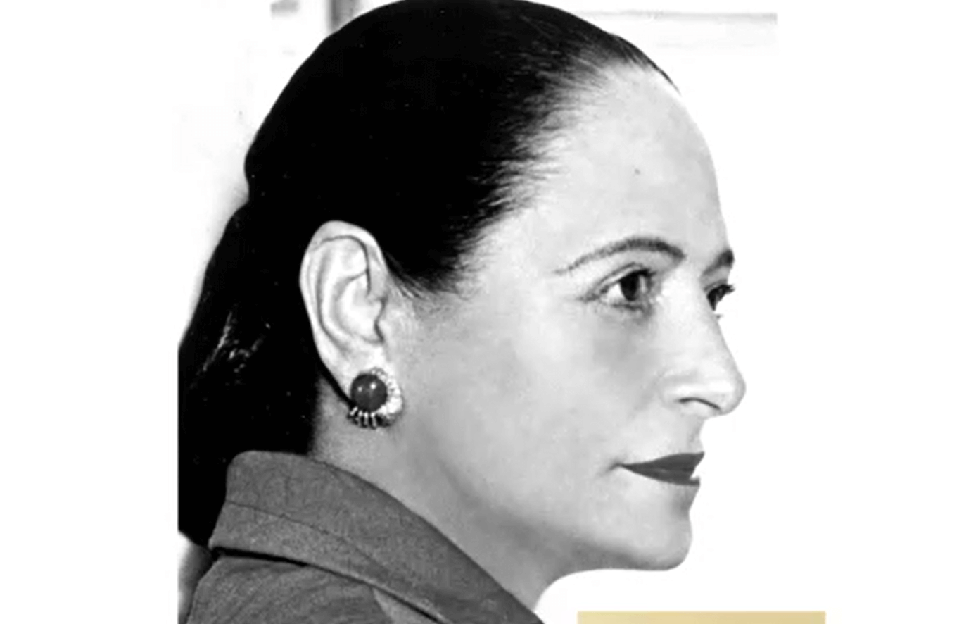 Photo en noir et blanc de profil d'une femme, probablement Helena Rubinstein, regardant vers la droite. Elle porte une boucle d'oreille et ses cheveux sont tires.