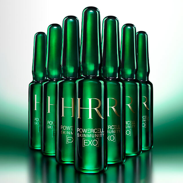 7 ampoules vertes au premier plan sur un fond vert eclaire.