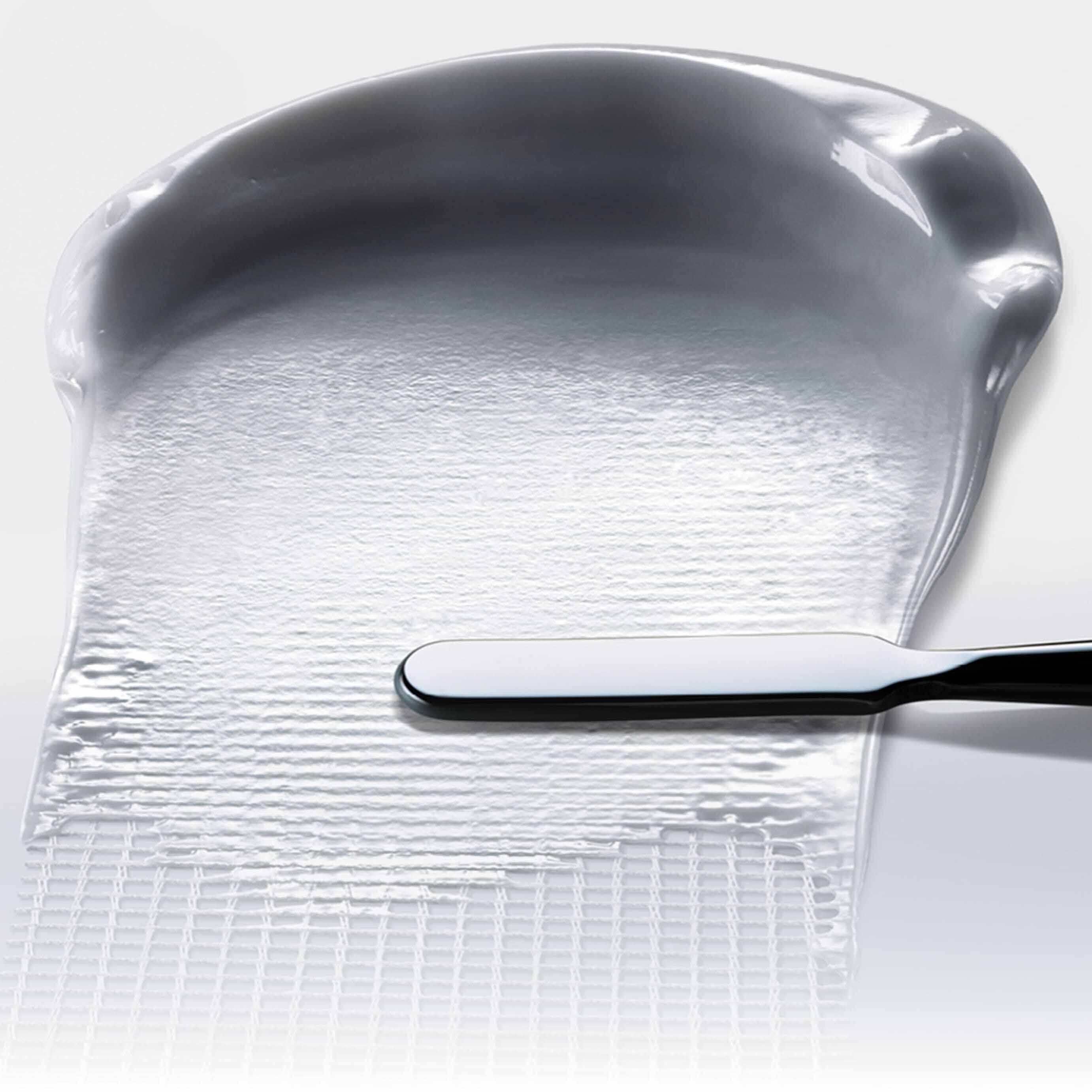 Texture pansement respirante de Helena Rubinstein REPLASTY, appliquee a la spatule pour la reparation cutanee.