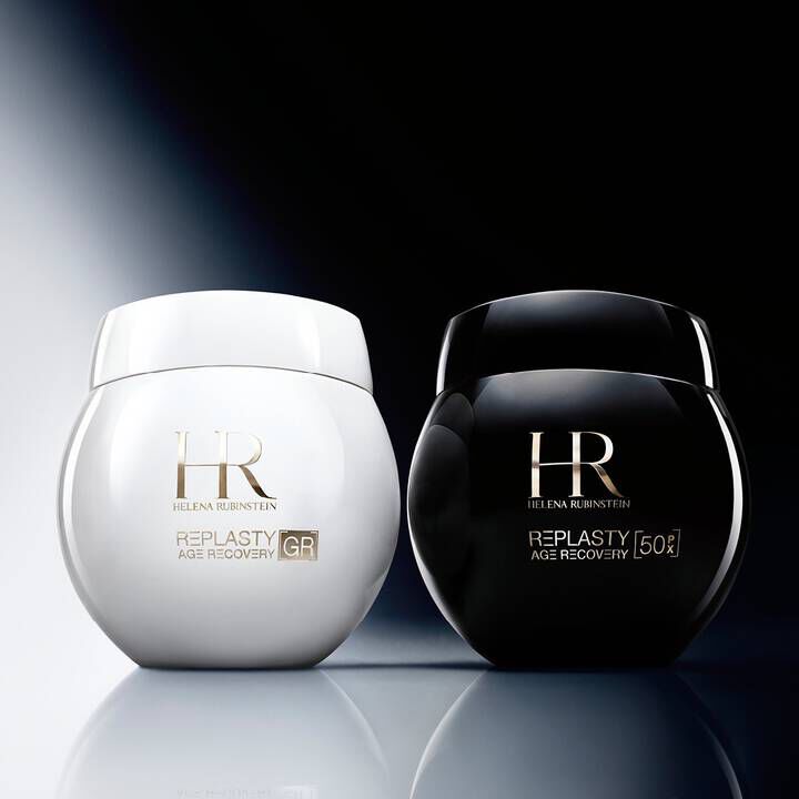 Deux pots de produits de soins capillaires presentes sur un fond noir, mettant en valeur leur design epure et leur image de marque.