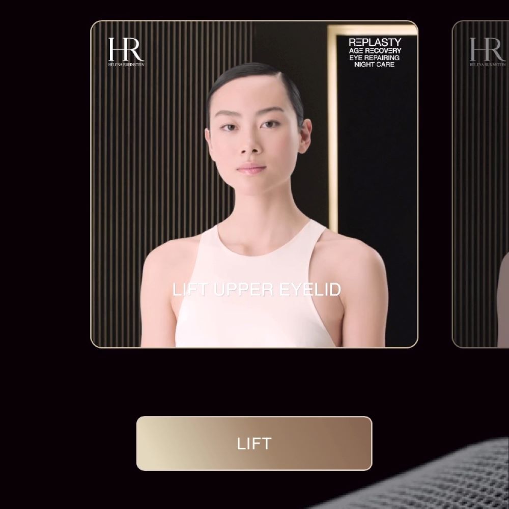 Femme regardant l'ecran, texte "LIFT UPPER EYELID" et bouton "LIFT" dessous.