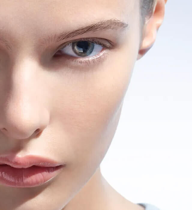 Mannequin a la peau nette illustrant les bienfaits de Pure Ritual : elimine la pollution, preserve la barriere cutanee et reequilibre la peau.