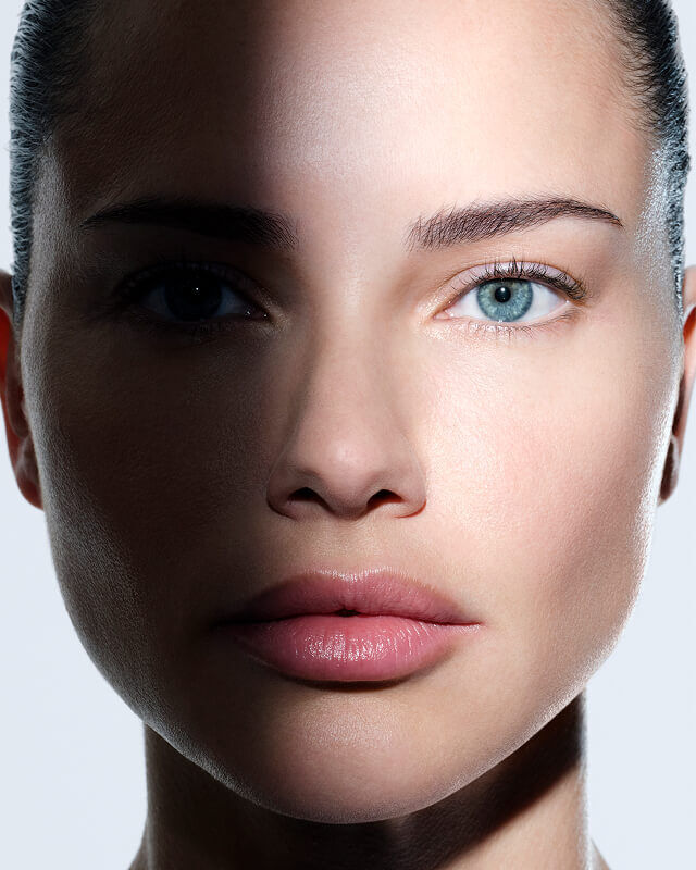 Visage de femme avec la creme Helena Rubinstein REPLASTY et sa texture pansement innovante sur la joue.