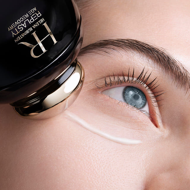 Application du concentre Helena Rubinstein Replasty Eye & Face Contour sur le visage d'une femme, pres du contour de l oeil.