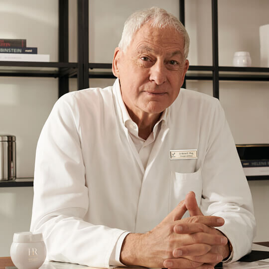 Le Dr Michel E. Pfulg, associe a Helena Rubinstein REPLASTY, dans un cadre professionnel.
