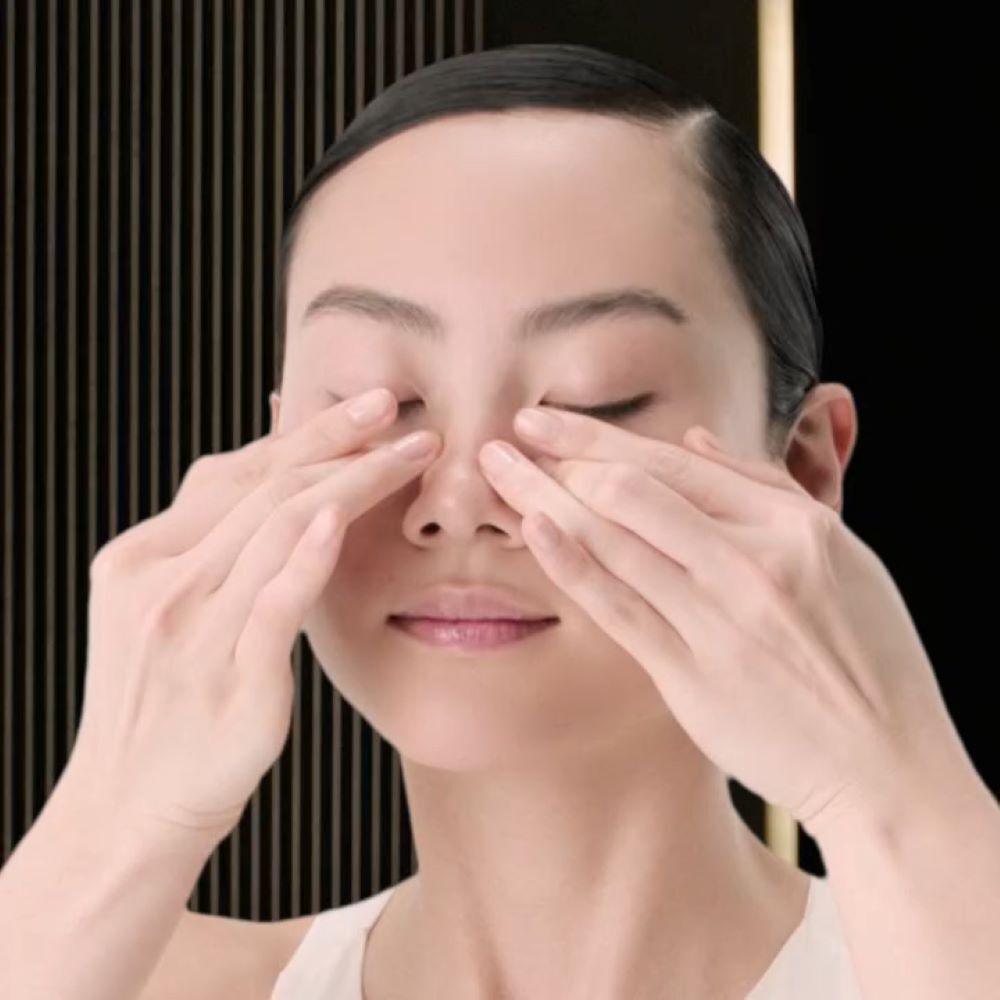 Femme massant le contour des yeux, doigts sur les paupieres.