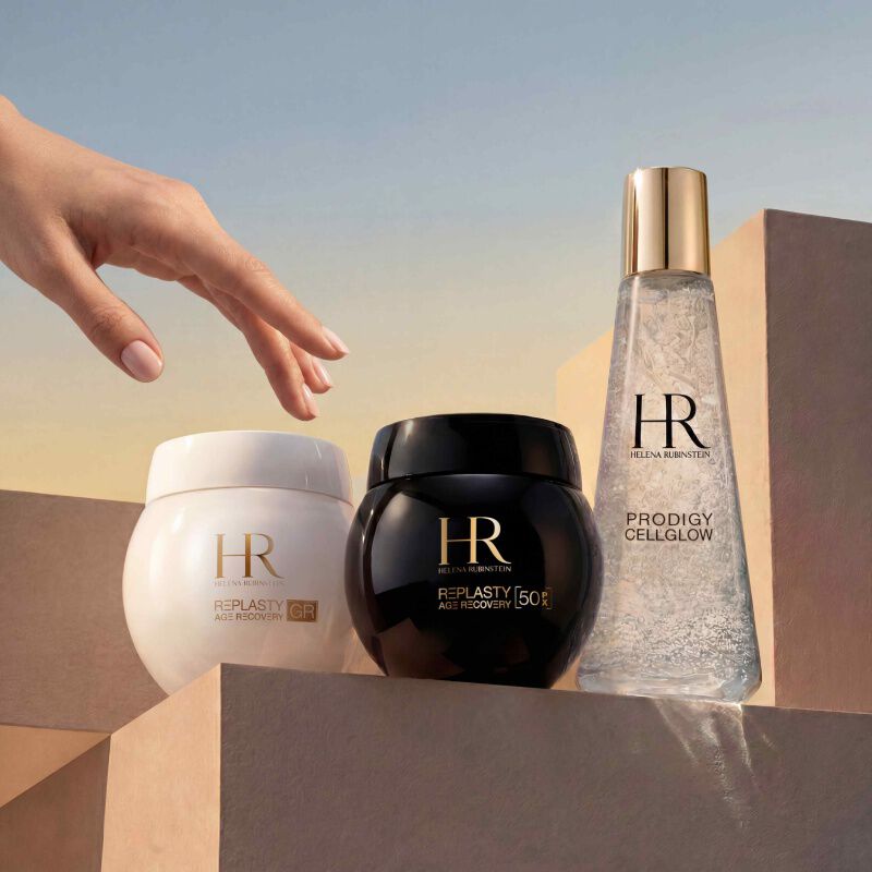Pots Replasty Helena Rubinstein et Prodigy Cellglow sur marches.​