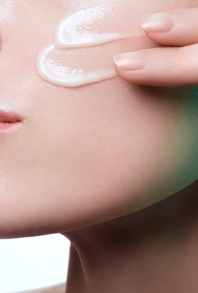 Appliquez le serum Powercell Skinmunity [EXO], a la texture legere, sur les joues pour une absorption immediate.