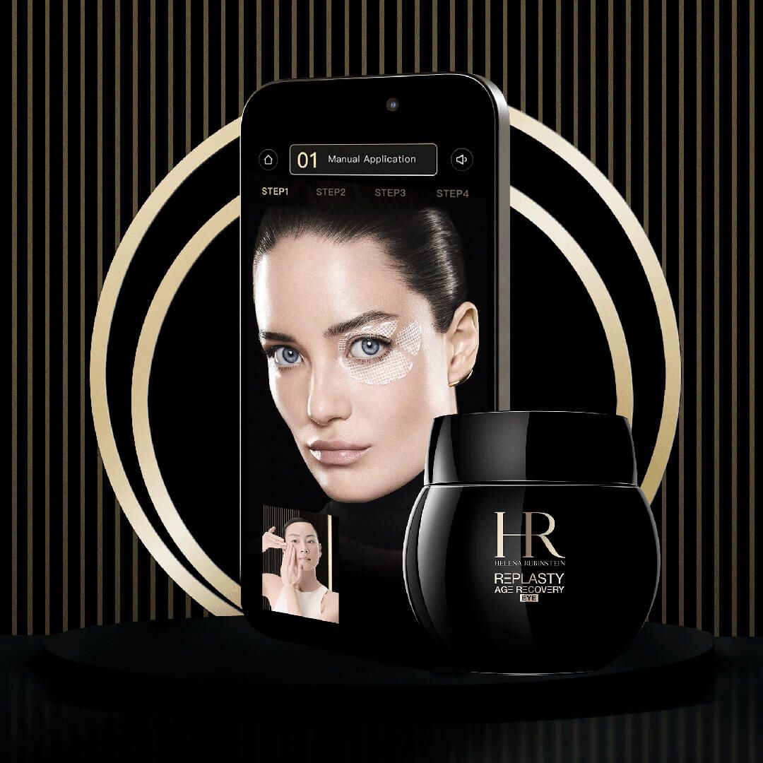 Pot Helena Rubinstein et smartphone affichant un tutoriel pour les yeux avec des patchs.