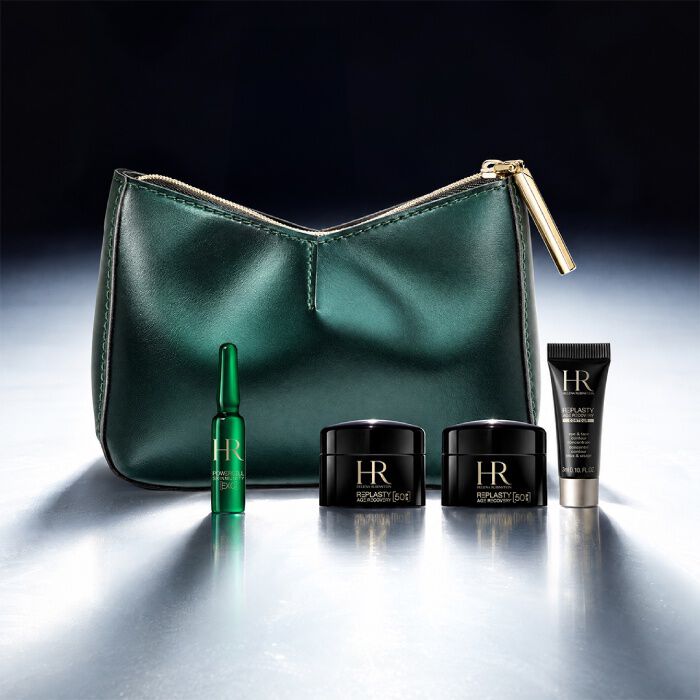 Une trousse de maquillage Helena Rubinstein de couleur verte, mise en valeur devant un paysage lumineux, entouree de quatre produits de soin miniatures.