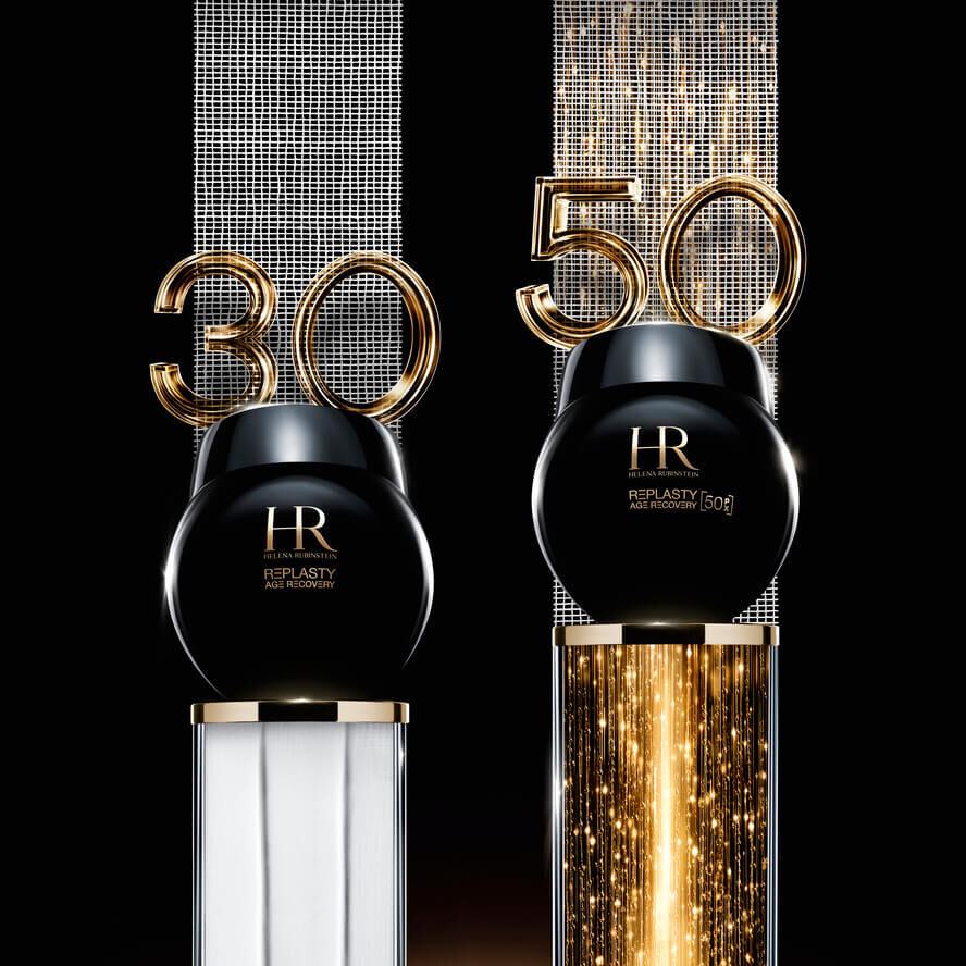 Deux pots noirs de creme "Helena Rubinstein Re-Plasty" sur des supports, avec les chiffres "30" et "50" dores et lumineux en arriere-plan, sur fond noir.