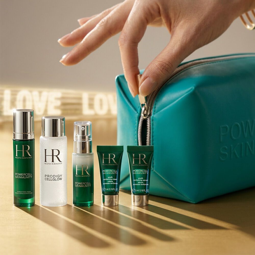Coffret Helena Rubinstein et trousse blanche sous une glycine.​