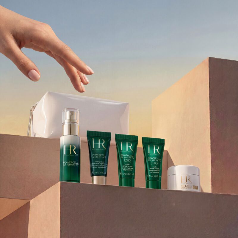 Coffret Helena Rubinstein et trousse blanche sous une glycine.​