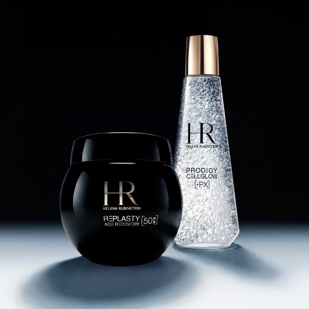 Flacon de serum Prodigy Cellglow (clair, bulles) et pot de creme Re-Plasty (noir) Helena Rubinstein. Poses sur un fond blanc texture et lumineux, symbolisant l'elegance et l'efficacite des soins.